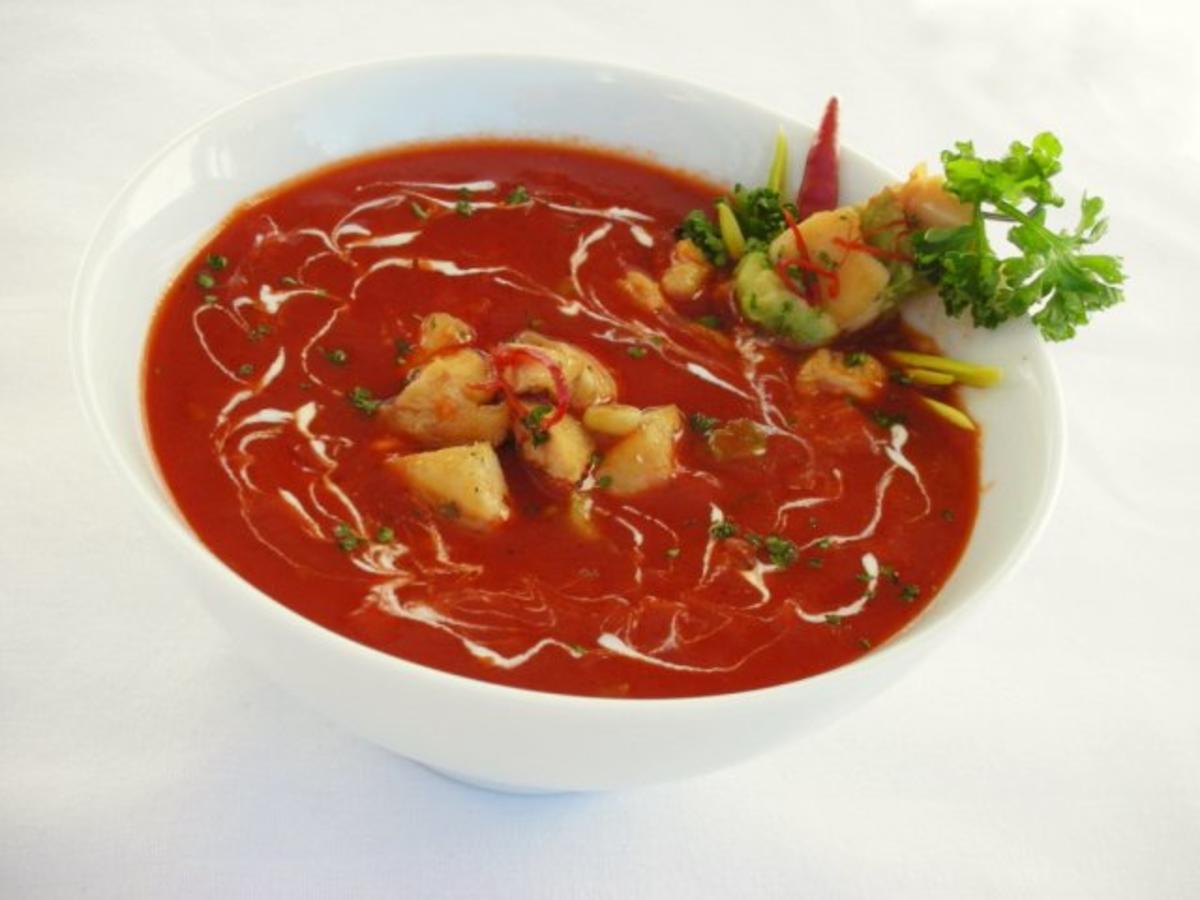 Tomaten-Chili-Suppe mit Hähnchenfleisch und Avocado - Rezept