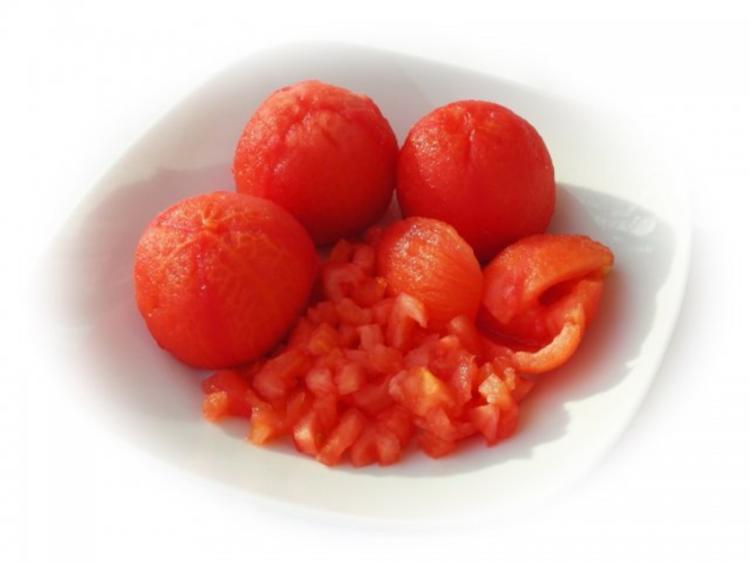 Tomaten-Chili-Suppe mit Hähnchenfleisch und Avocado - Rezept - kochbar.de