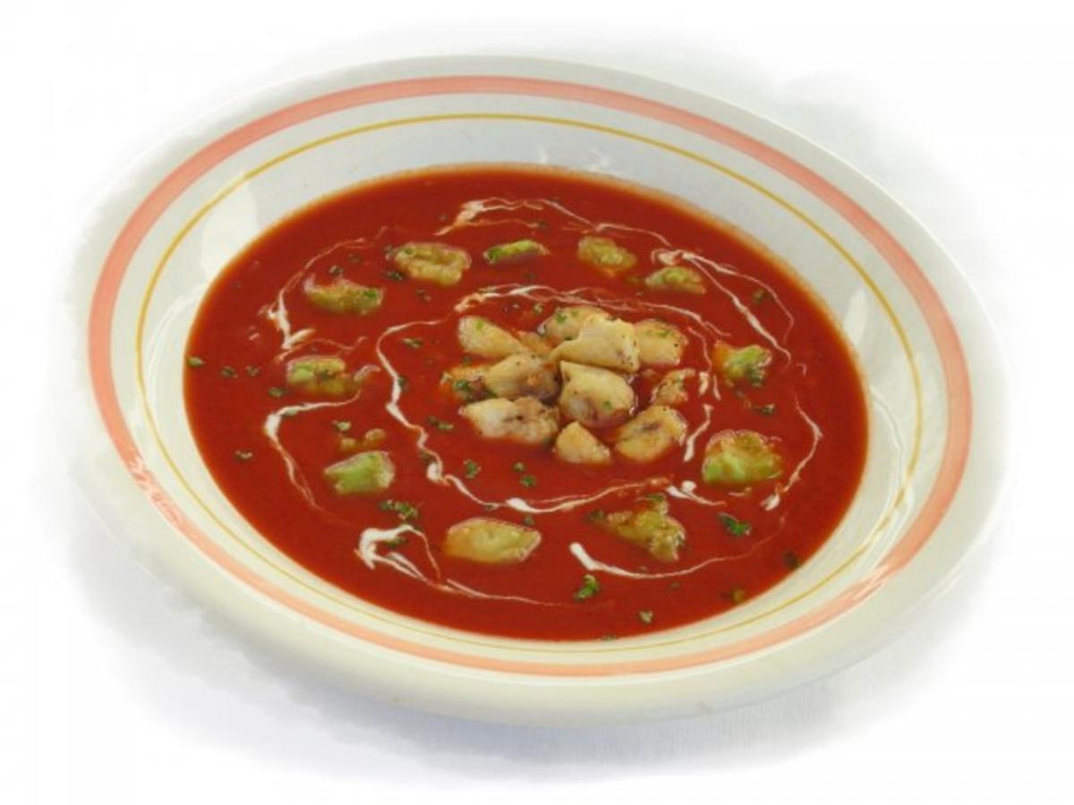 Tomaten-Chili-Suppe mit Hähnchenfleisch und Avocado - Rezept - kochbar.de