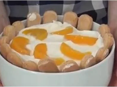 Fruchtiges Löffelbiskuitdessert mit Pudding und Sahne - Rezept