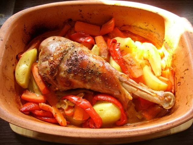 Römertopf: Putenkeule auf Gemüsebett - Rezept