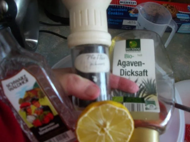 Gepfefferte Erdbeeren mit Vanille-Joghurt-Creme - Rezept - Bild Nr. 3