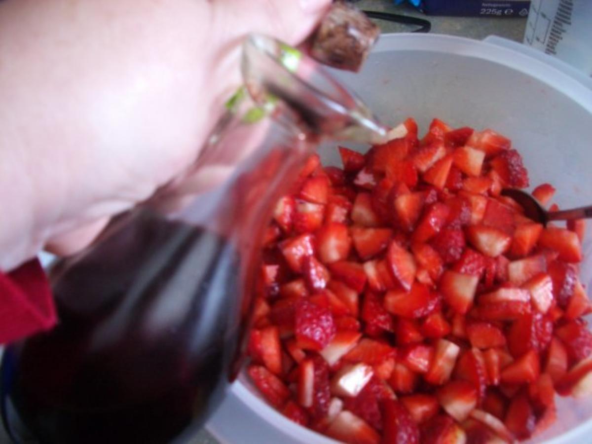 Gepfefferte Erdbeeren mit Vanille-Joghurt-Creme - Rezept - Bild Nr. 4