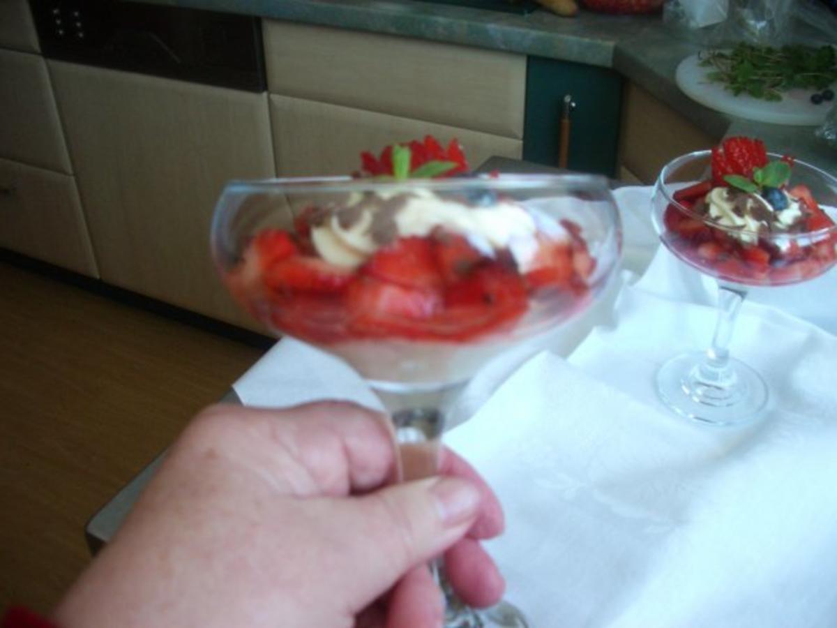 Gepfefferte Erdbeeren mit Vanille-Joghurt-Creme - Rezept - Bild Nr. 7