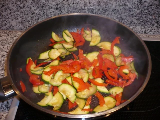 Hefefreie Pizza mit saftigem Schafskäserand (histaminfrei) - Rezept - Bild Nr. 3