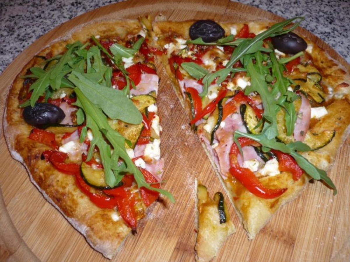 Bild von hefefreier Pizza mit Schafskäserand
