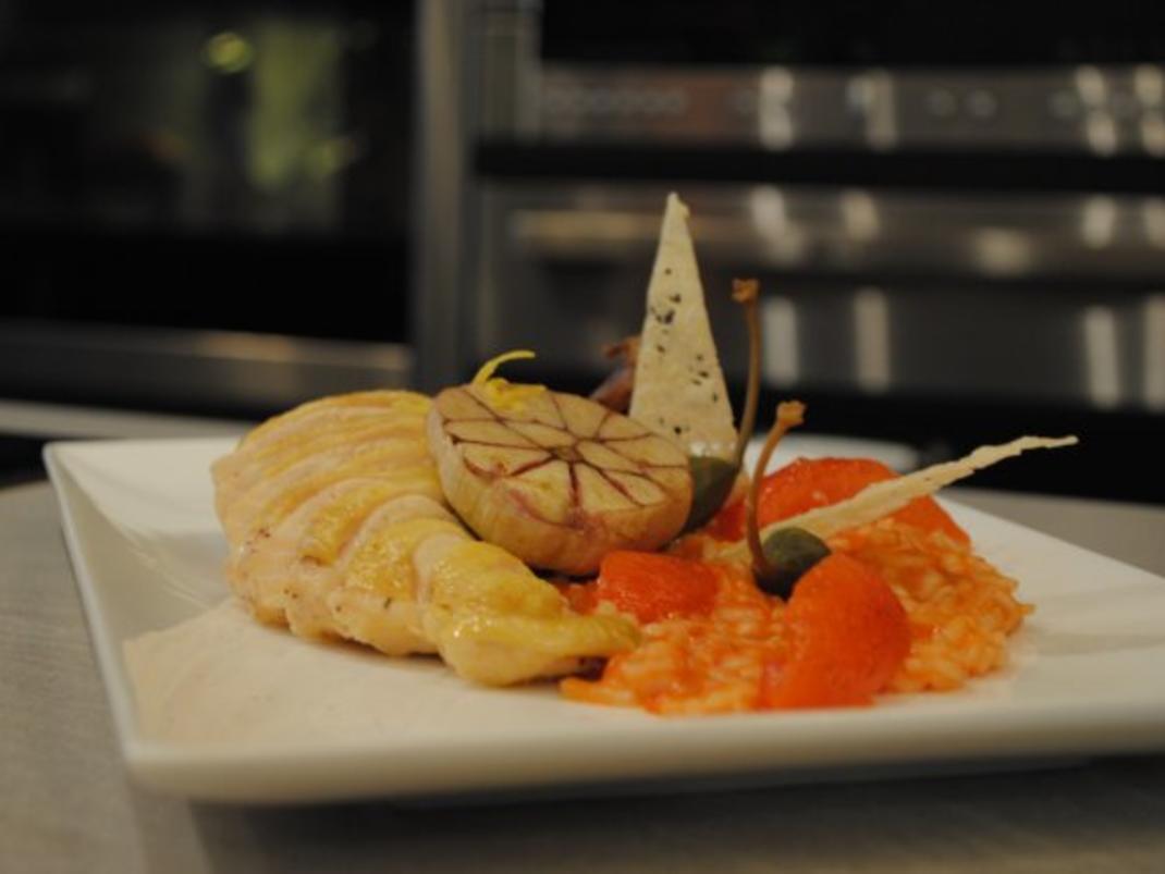 confiertes Kräuterhuhn / Risotto al’ arrabiata / Vanille-Tomaten ...