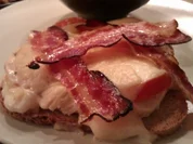 Kentucky Hot Brown Sandwich überbacken mit Sauce Mornay - Rezept