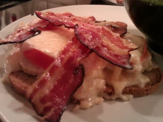 Kentucky Hot Brown Sandwich überbacken mit Sauce Mornay - Rezept - Bild Nr. 3