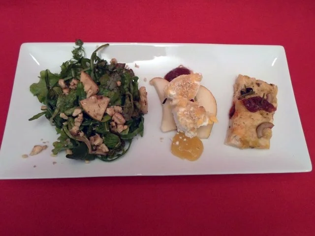 Rezept: Pflücksalate mit frischen Kräutern und Chevre Chaud, dazu Focaccia Pflücksalate mit frischen Kräutern und Chevre Chaud, dazu Focaccia - Rezept