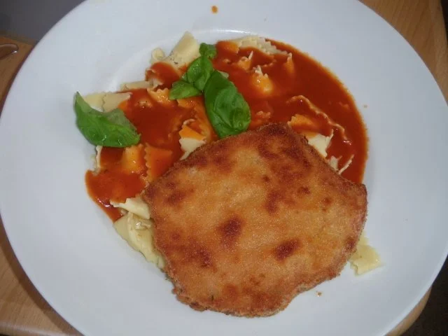 Jägerschnitzel mit  Tomatensoße und Nudeln - Rezept