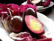 Rezept: Rosarote Eier mit Radicchio Rosarote Eier mit Radicchio - Rezept