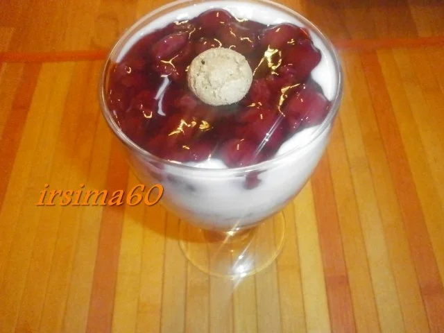  Buttermilch Mousse mit Sauerkirschen geschichtet - Rezept