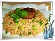 Gebratene Chinesische Nudeln mit Bulette - Rezept