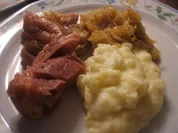 Rezept: Fleisch: Salzknรถchle (Eisbein) mit Sauerkraut und Meerrettich-Pรผree Fleisch: Salzknรถchle (Eisbein) mit Sauerkraut und Meerrettich-Pรผree - Rezept