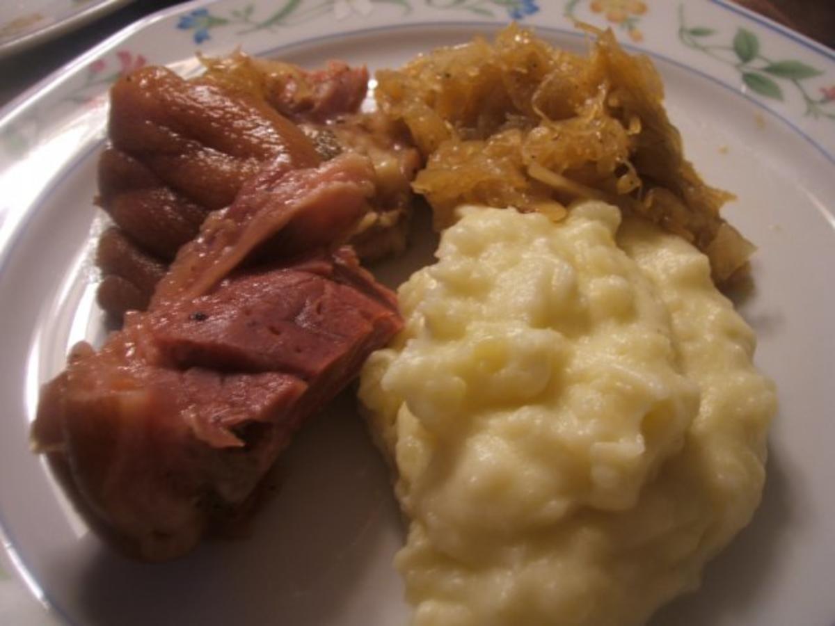 Bilder für Fleisch: Salzknöchle (Eisbein) mit Sauerkraut und Meerrettich-Püree - Rezept