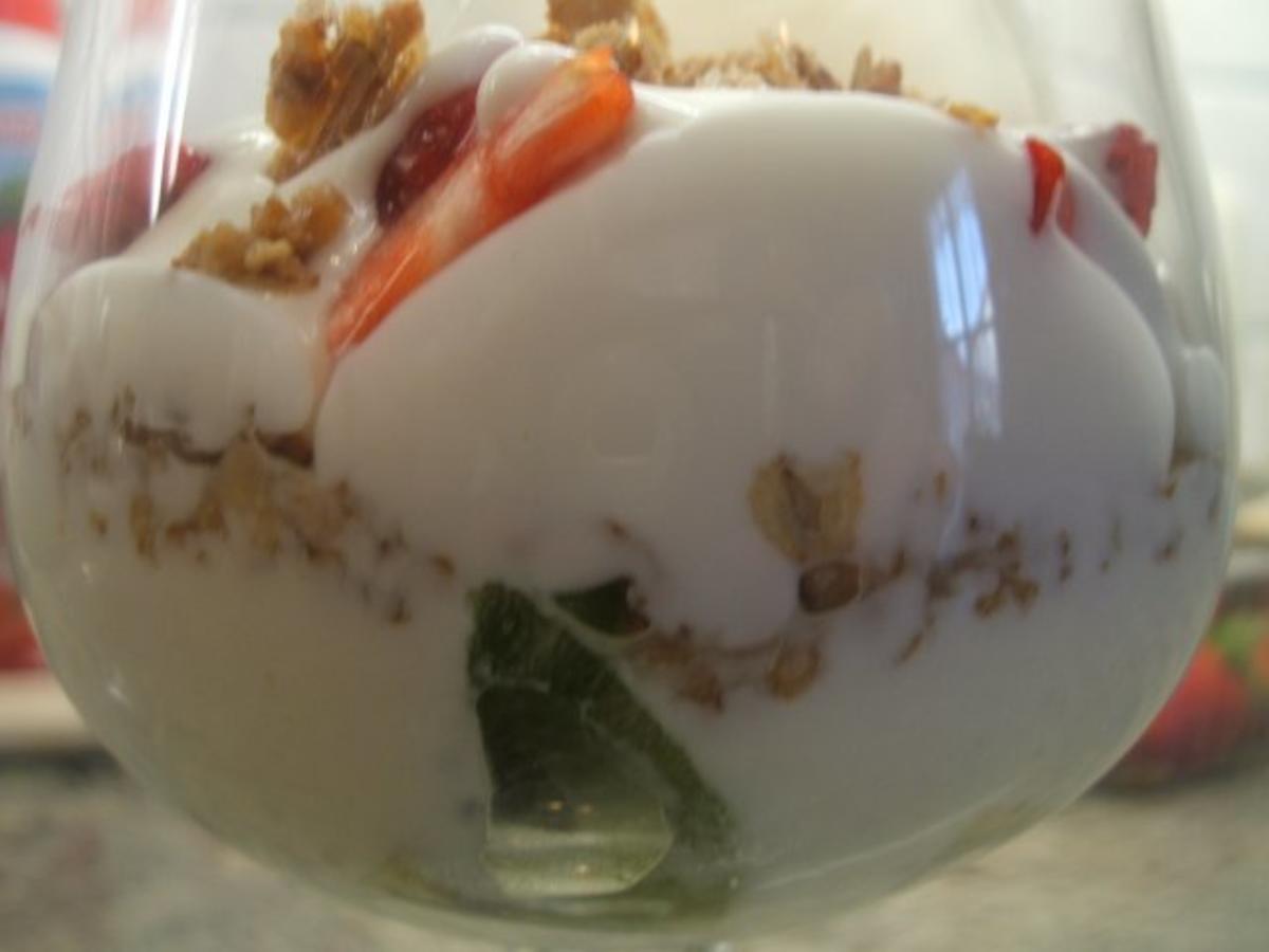 Dessert: Joghurt-Quark-Dessert mit Krokant und Früchten - Rezept