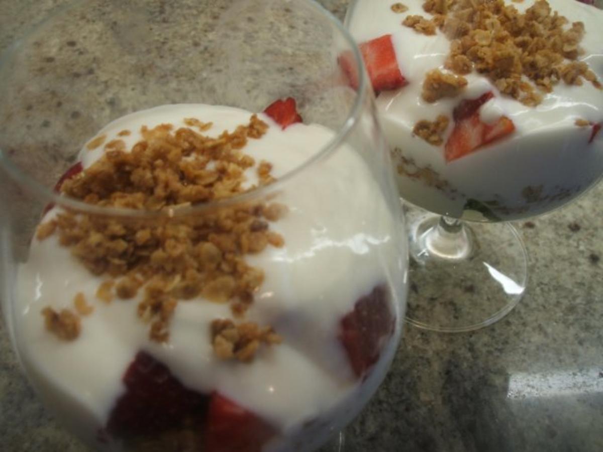 Dessert: Joghurt-Quark-Dessert mit Krokant und Früchten - Rezept - Bild Nr. 2