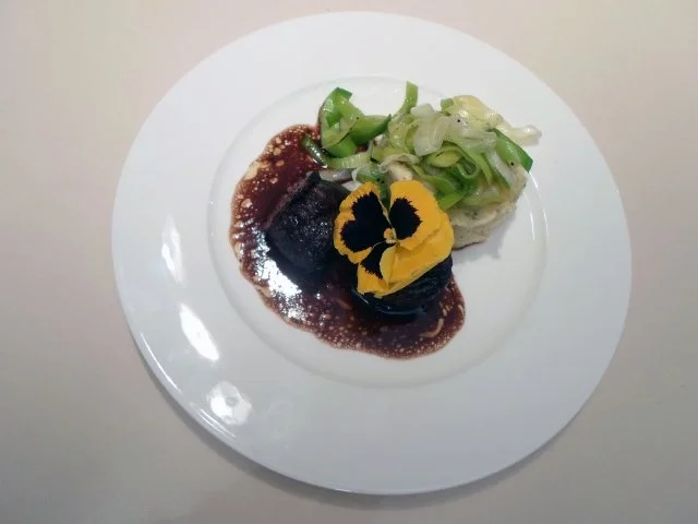 Rezept: Roulade mit Zitronenbirne, Petersilien-Senf-Kartoffelpüree und Lauchgemüse Roulade mit Zitronenbirne, Petersilien-Senf-Kartoffelpüree und Lauchgemüse - Rezept