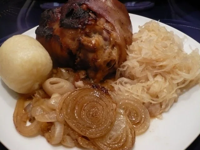 Gebackenes Eisbein mit viel Zwiebeln - Rezept