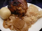 Rezept: Gebackenes Eisbein mit viel Zwiebeln Gebackenes Eisbein mit viel Zwiebeln - Rezept