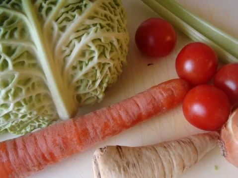 Rezept: Tiroler Speckknödelsuppe Bild Nr. 2 Tiroler Speckknödelsuppe - Rezept - Bild Nr. 2