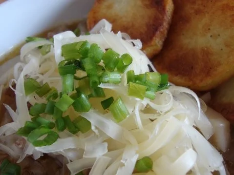 Südtiroler Zwiebelsuppe mit Bratkartoffel & Bergkäse Topping - Rezept