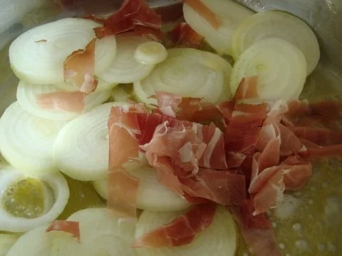 Südtiroler Zwiebelsuppe mit Bratkartoffel & Bergkäse Topping - Rezept - Bild Nr. 5