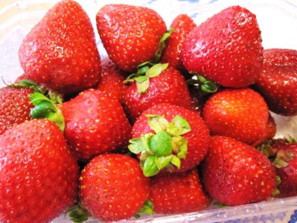 Erdbeer-Dessert im Festtagskleid ... - Rezept - Bild Nr. 3