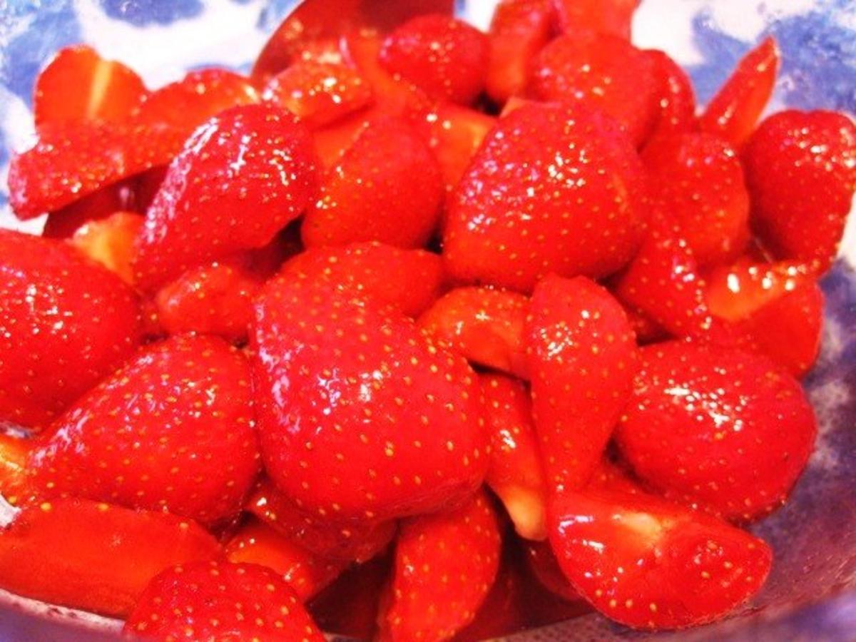Erdbeer-Dessert im Festtagskleid ... - Rezept - Bild Nr. 4