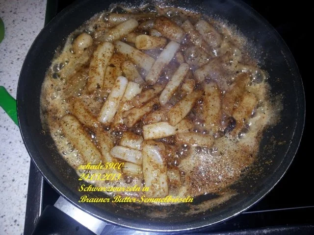 Beilagen: Moni's  Schwarzwurzeln sulen sich in brauner Butter -Semmelbröseln - Rezept