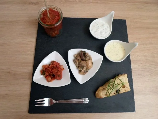 Albóndigas, Garbanzos y chorizo, Champiñones al ajillo, Aioli de miel - Rezept