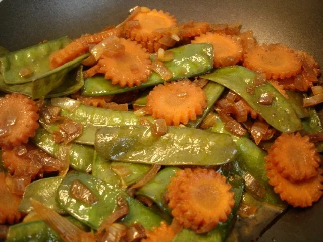 Rezept: Zuckererbsen mit Möhrenblüten Zuckererbsen mit Möhrenblüten - Rezept