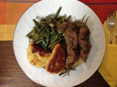 Lammfilet auf Rosmarinspieß mit Macaire-Kartoffeln und grünen Feigenbohnen - Rezept