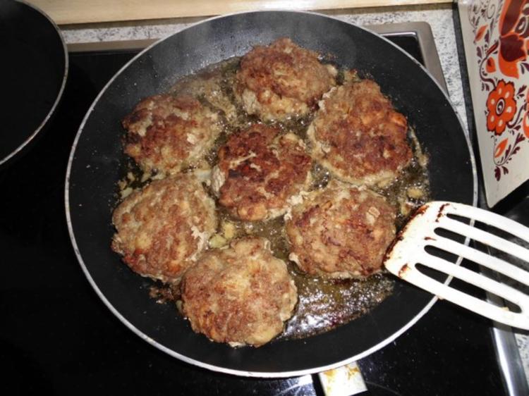 Frikadellen Mit Hackfleisch Gemischt Und Brötchen, Altbacken - Rezept ...