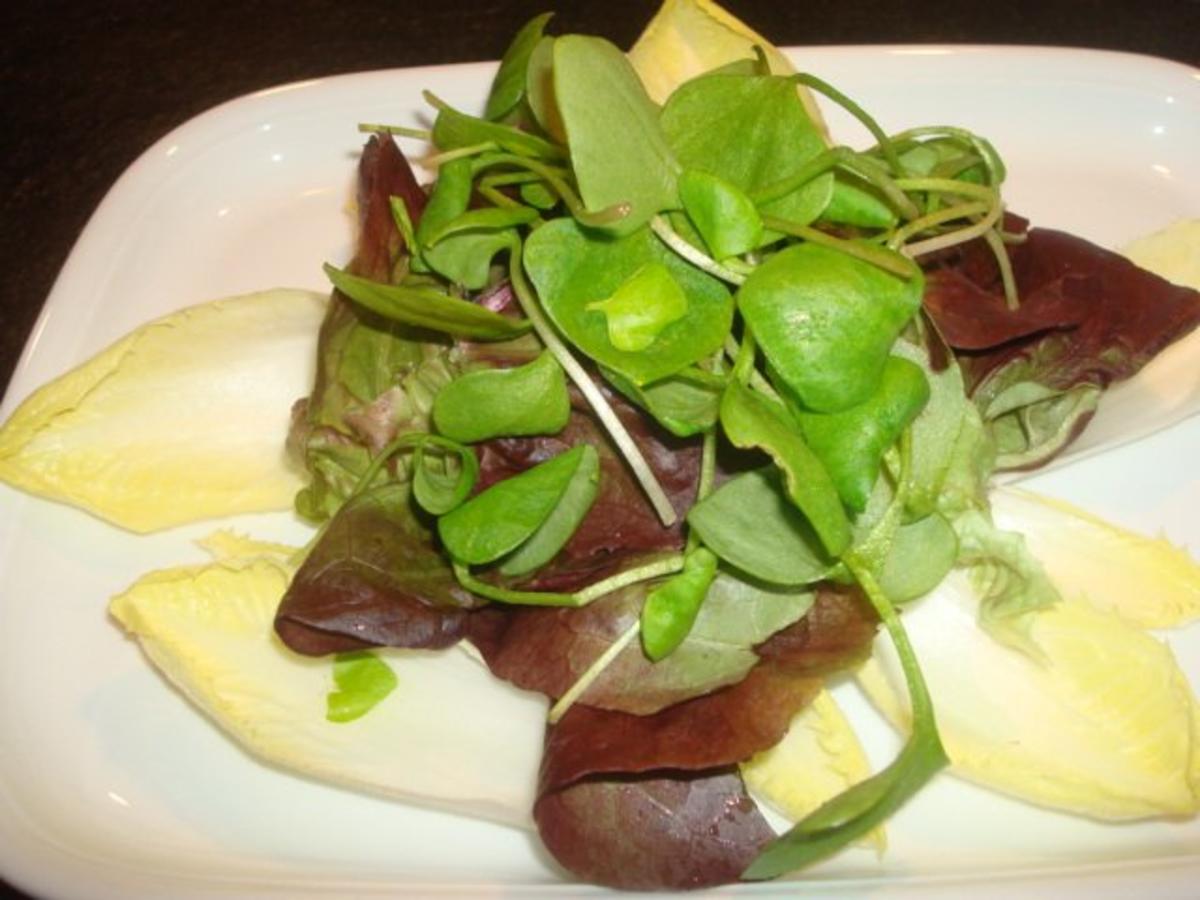 Salat mit marinierten Zwiebeln und Käse - Rezept - Bild Nr. 2