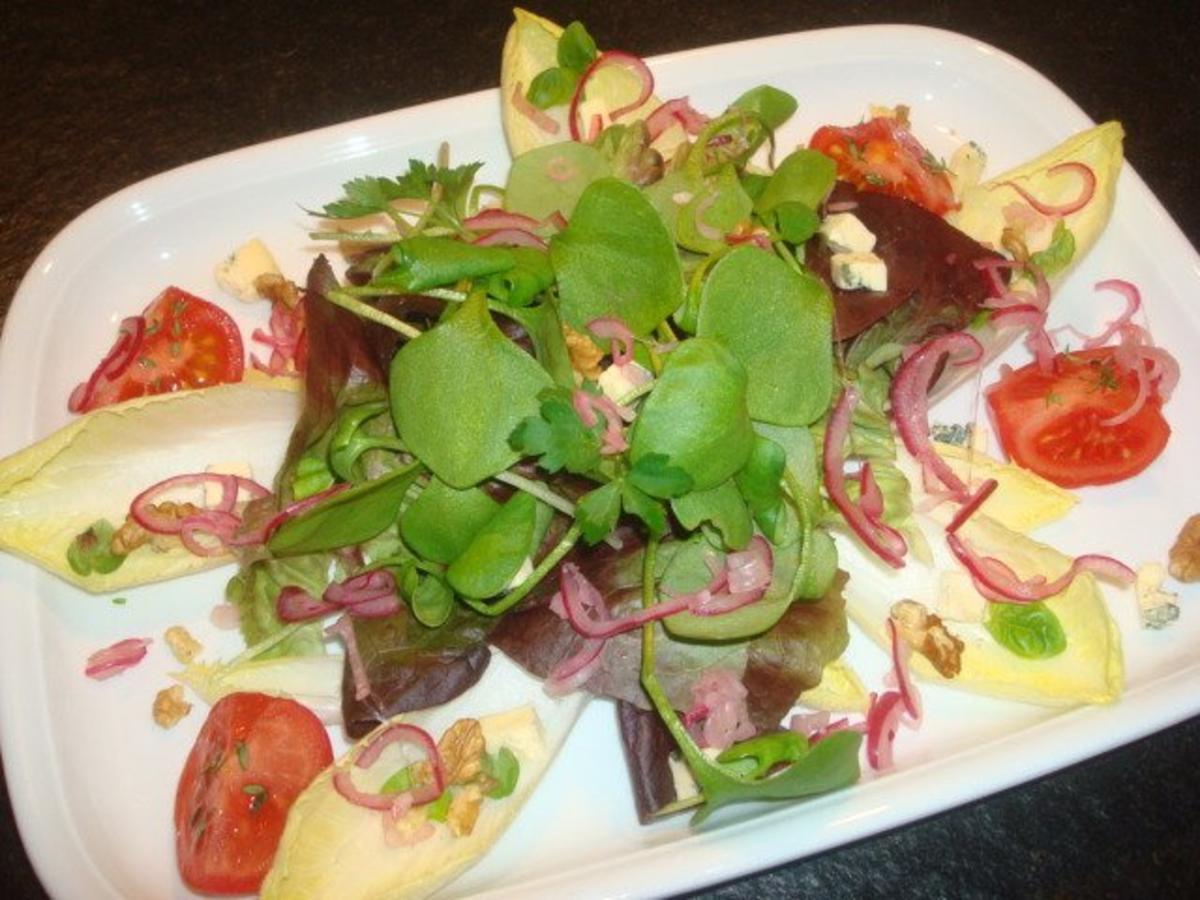Salat mit marinierten Zwiebeln und Käse - Rezept - Bild Nr. 4