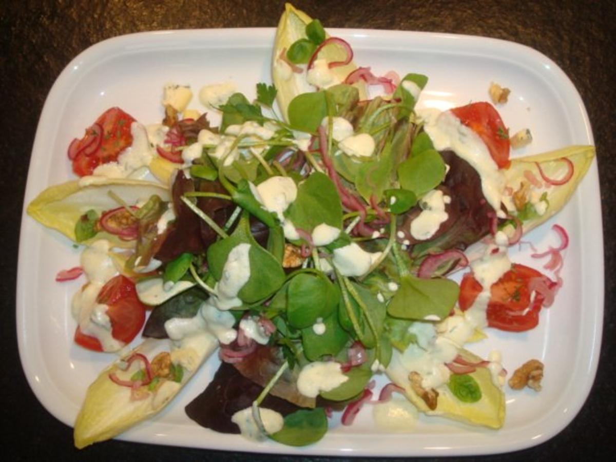 Salat mit marinierten Zwiebeln und Käse - Rezept