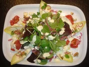 Salat mit marinierten Zwiebeln und Käse - Rezept