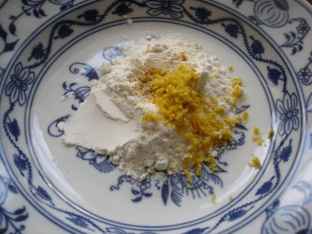 Rezept: Kabeljau Filet mit Möhren-Ingwer-Stampf und Zuckererbsen mit Möhrenblüten Bild Nr. 2 Kabeljau Filet mit Möhren-Ingwer-Stampf und Zuckererbsen mit Möhrenblüten - Rezept - Bild Nr. 2