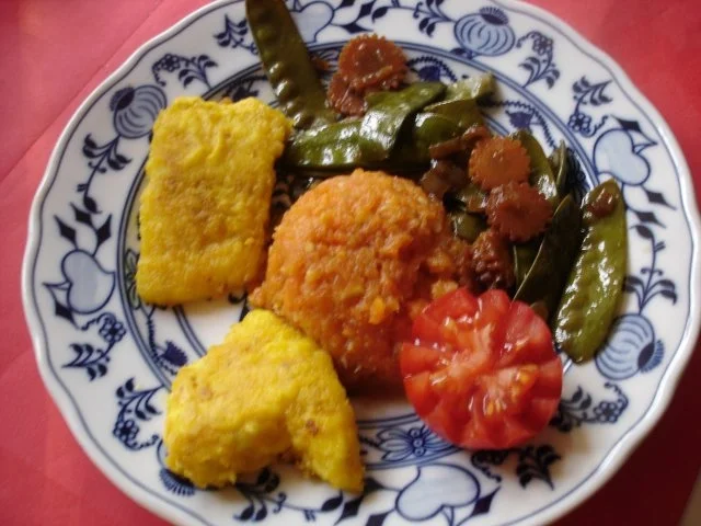 Rezept: Kabeljau Filet mit Möhren-Ingwer-Stampf und Zuckererbsen mit Möhrenblüten Bild Nr. 7 Kabeljau Filet mit Möhren-Ingwer-Stampf und Zuckererbsen mit Möhrenblüten - Rezept - Bild Nr. 7