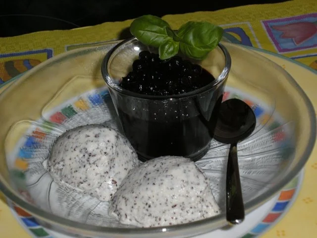 Mohn-Vanille-Quark-Dessert mit marinierten Heidelbeeren - Rezept