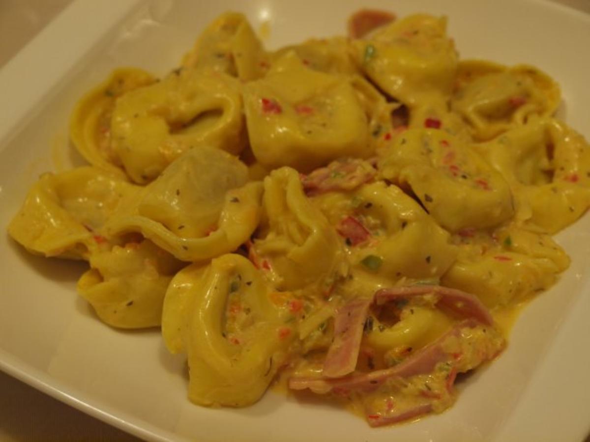 Tortellini-Pfanne mit Schinken und Paprika-Käsesoße - Rezept Durch Lanka