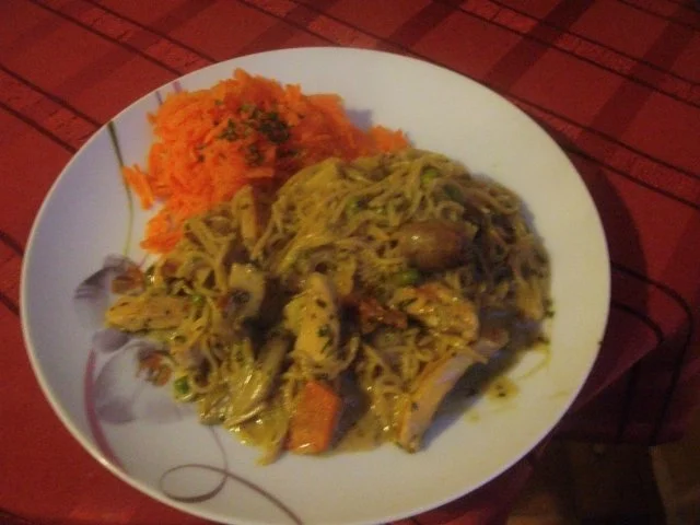 Hähnchennudeln mit Möhrenrohkost - Rezept