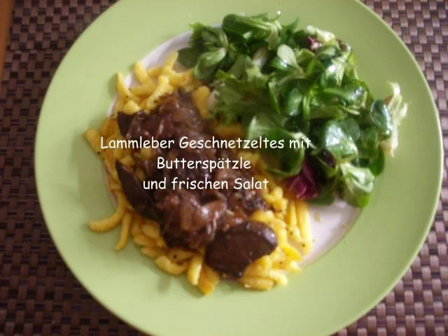 Rezept: Lammleber Geschnetzeltes mit Butterspätzle und Salat Lammleber Geschnetzeltes mit Butterspätzle und Salat - Rezept