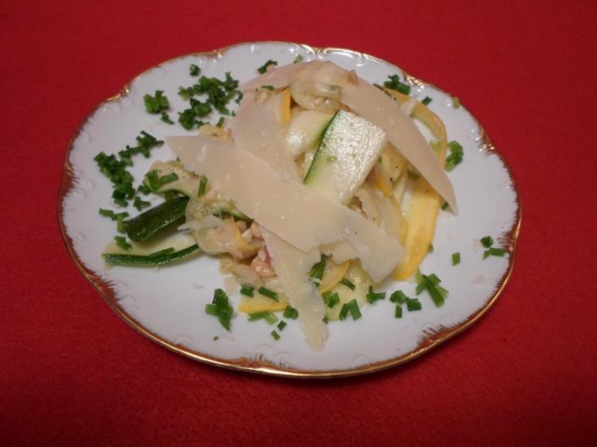 Zucchini-Salat mit Cashewkernen und Parmesan - Rezept