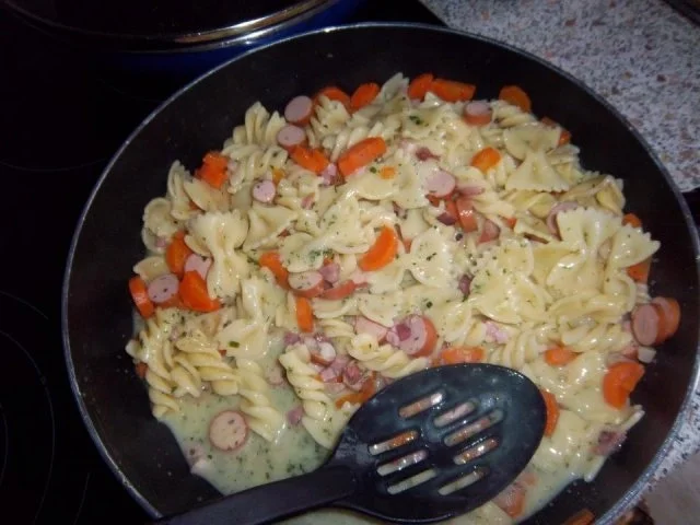 Zweierlei-Nudeln  in Kräutersosse - Rezept