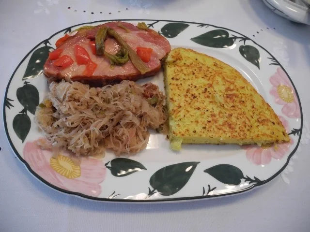 Rezept: Kassler ohne Knochen aus dem Ofen mit fruchtigem Sauerkraut und Raspel-Rösti Kassler ohne Knochen aus dem Ofen mit fruchtigem Sauerkraut und Raspel-Rösti - Rezept