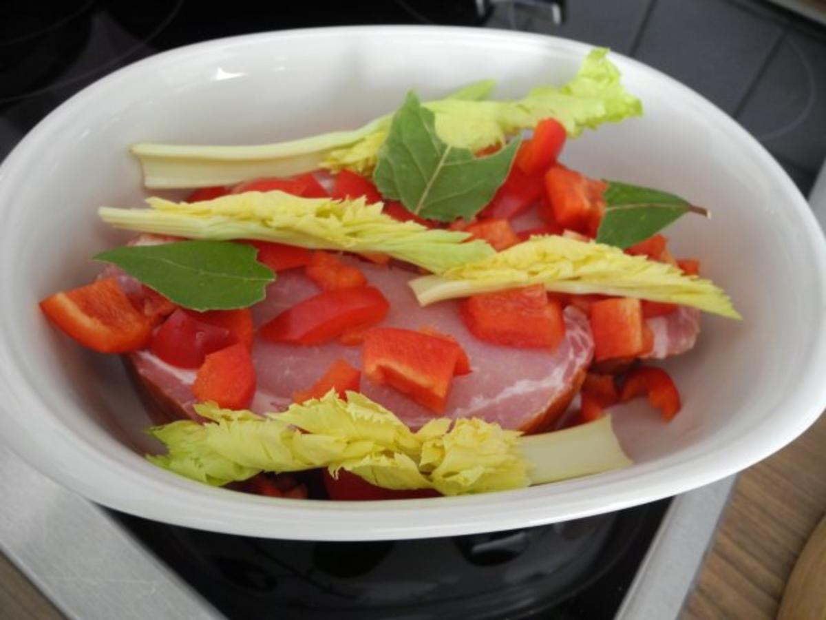 Kassler ohne Knochen aus dem Ofen mit fruchtigem Sauerkraut und Raspel-Rösti - Rezept - Bild Nr. 4