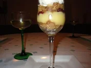 Rezept: Weinbrand Weichseln mit Vanille Creme & Knusper Brรถsel Weinbrand Weichseln mit Vanille Creme & Knusper Brรถsel - Rezept